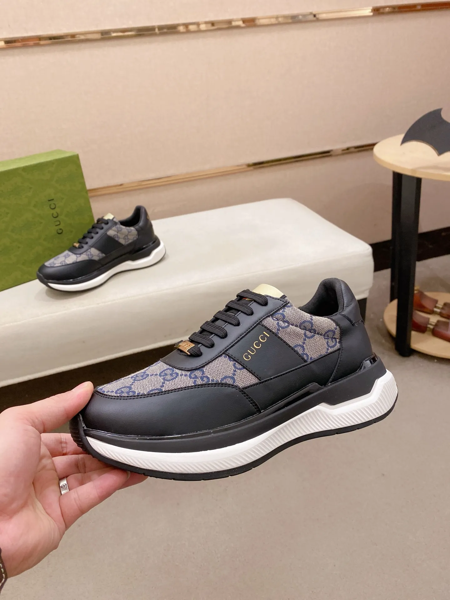Men's shoes 💰 462💰The new GUCCI (Gucci) counters are launched simultaneously. The new men's shoes, 😘fabrics are selected from imported cowhide, and the lining is sheepskin lining. 👍🏿 High-end ☄️ air-cushion molded anti-slip rubber outsole, exquisite lines, simple and elegant, comfortable and high-end for leisure travel. Code number: 38 to 44 (45 can be customized and cannot be returned or exchanged)